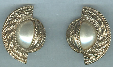 Vintage Gold Tone and Pearl Clip On Earrings