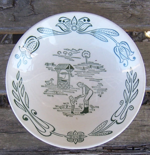 Vintage Royal China Buck's County Green Berry Bowl