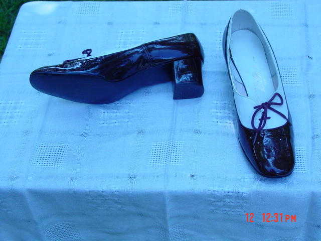 Vintage Chocolate Patent Leather & White Leather Paradise Kitten Shoes Size 10AA
