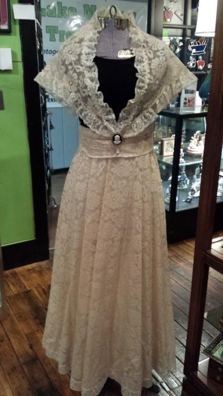 Vintage Couriers California Black Velvet & Ivory Lace Gown with Shawl Size 9/10