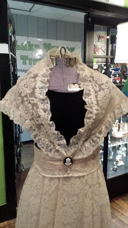 Vintage Couriers California Black Velvet & Ivory Lace Gown with Shawl Size 9/10