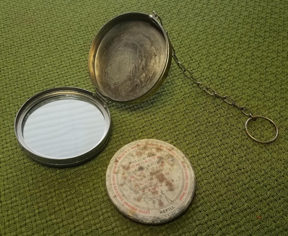 Antique Round Guilloche Enamel Necessaire' Powder Dance Compact with Finger Ring