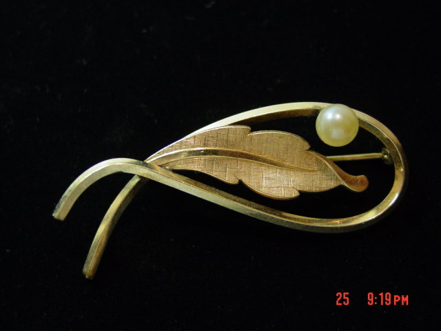 Gold Filled Faux Pearl Van Dell Pin
