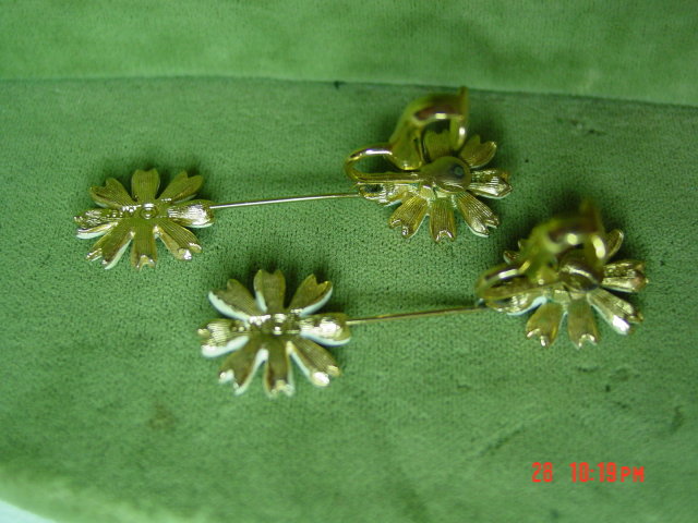 '60's Daisy Drop Clip Earrings Signed ART