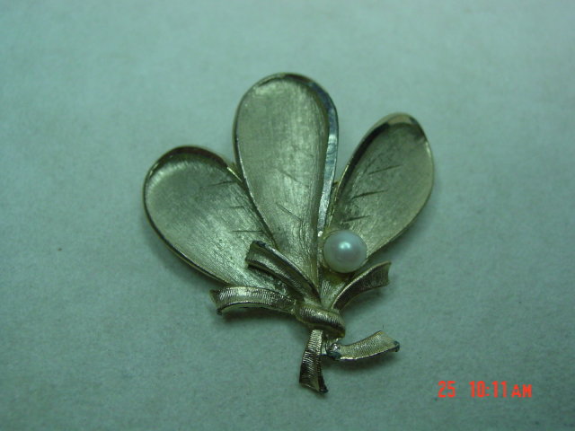 BSK 3 Leaf Posy with Faux Pearl Brooch