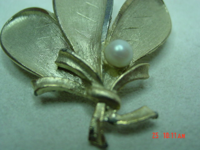 BSK 3 Leaf Posy with Faux Pearl Brooch