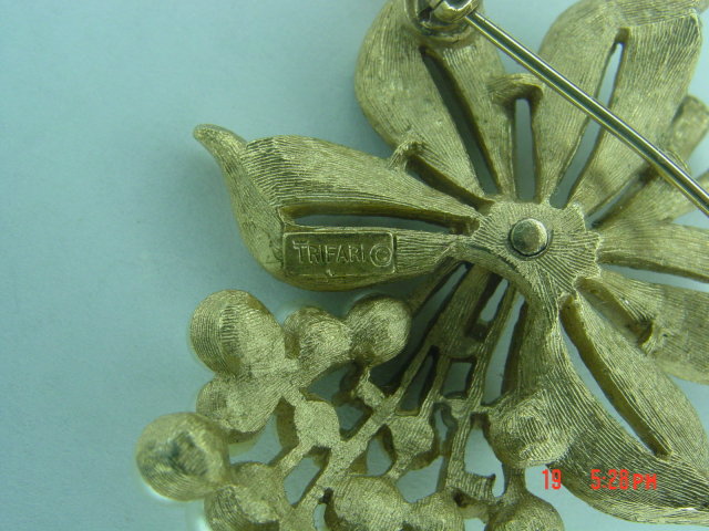 Trifari Goldtone Imitation Pearl & Rhinestone Posy Brooch Pin