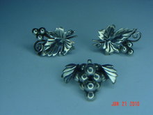 Vintage Mexico Sterling Silver Grape Cluster Brooch & Screwback Earrings