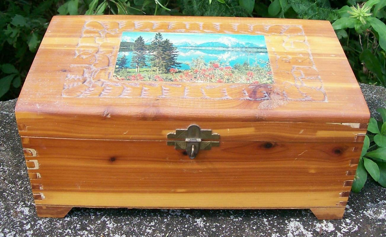 Cedar Wood Dresser Box with Mirror Molded Decoration Chromolithograph