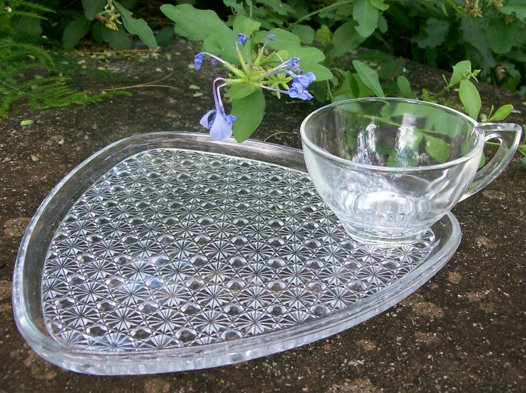 A. Hocking Triangle 8 Pc Glass Snack Set Daisy & Button Clear 1960s