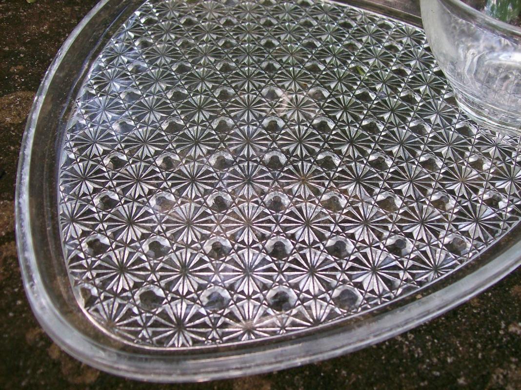 A. Hocking Triangle 8 Pc Glass Snack Set Daisy & Button Clear 1960s