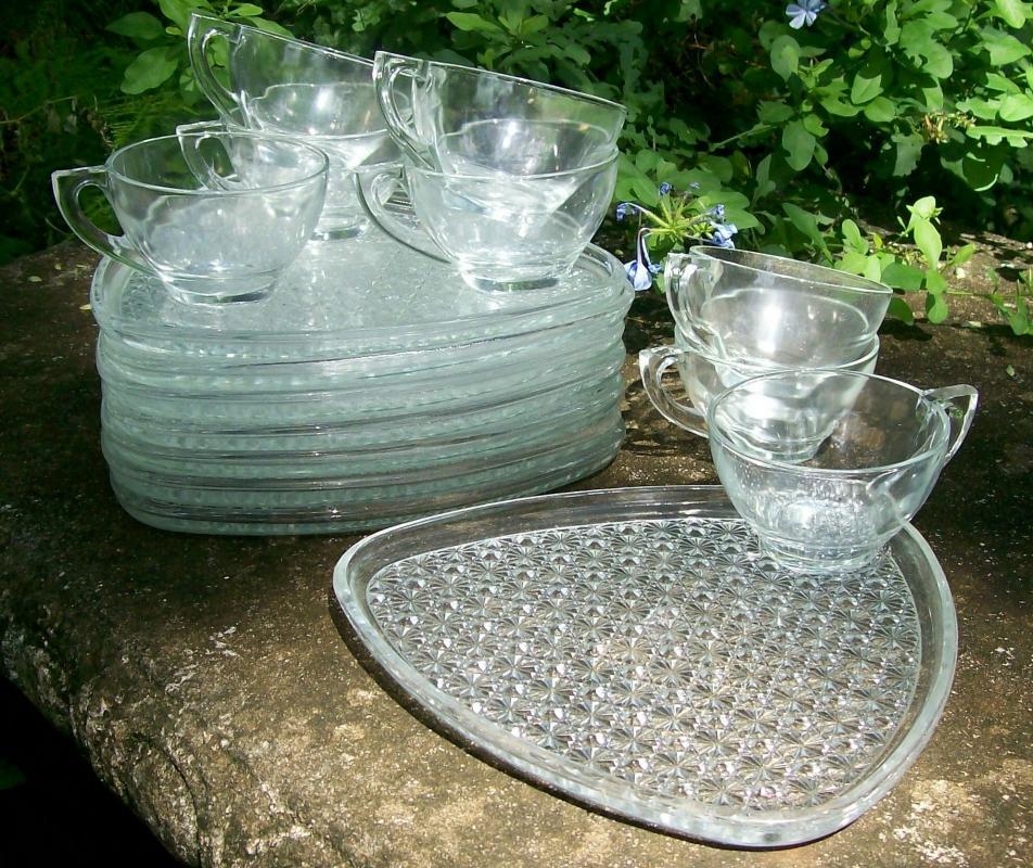 A. Hocking Triangle 8 Pc Glass Snack Set Daisy & Button Clear 1960s