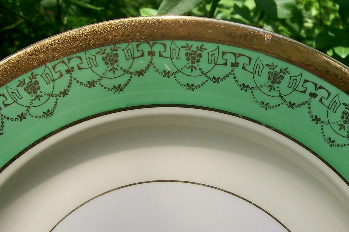 Le Mieux Gold Encrusted Ceramic Plate Three Women Center Medallion Green Band