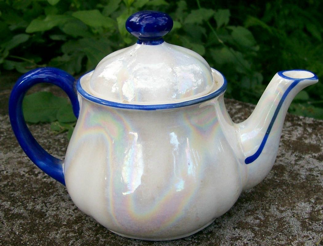 Czechoslovakian Teapot: Soap Bubble Luster/ Cobalt Trim