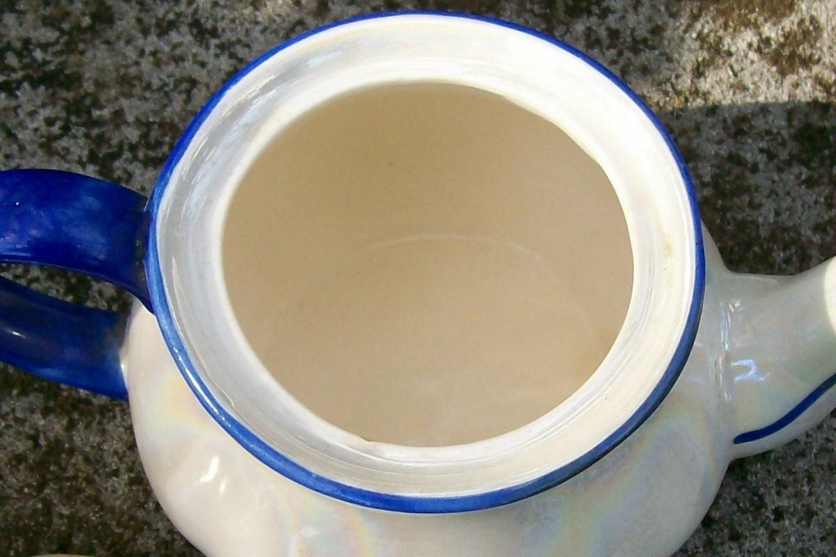 Czechoslovakian Teapot: Soap Bubble Luster/ Cobalt Trim