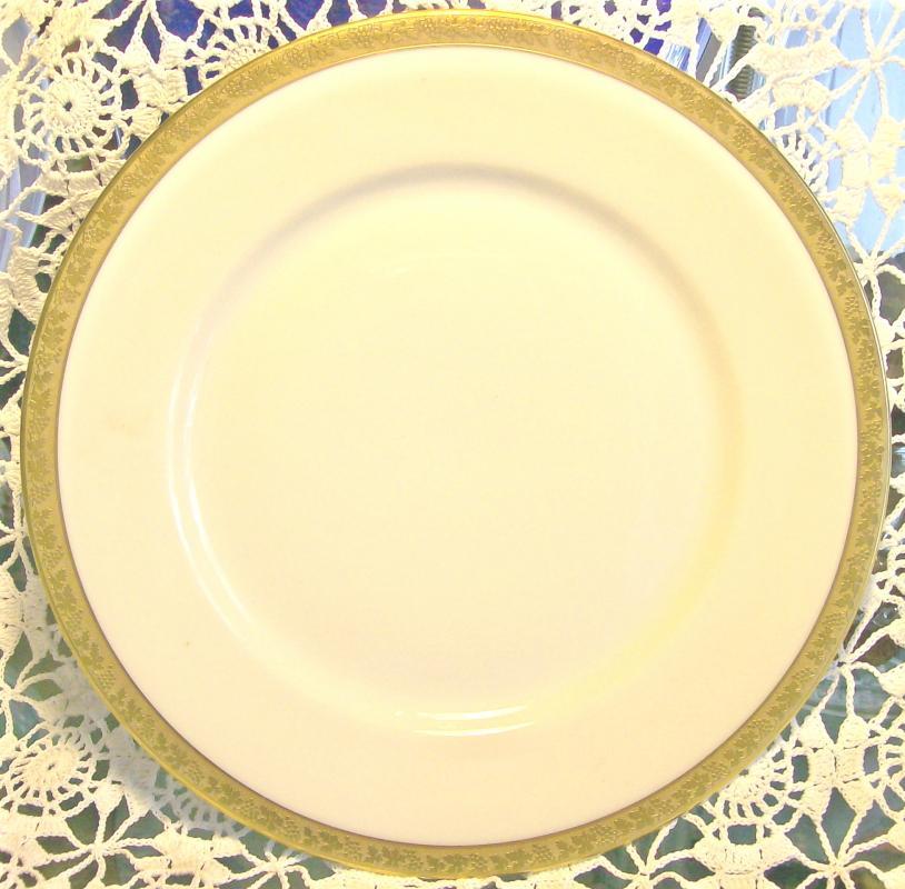 Royal Bayreuth Gold Encrusted Ceramic Plate: ROB24 Grapevine Motif