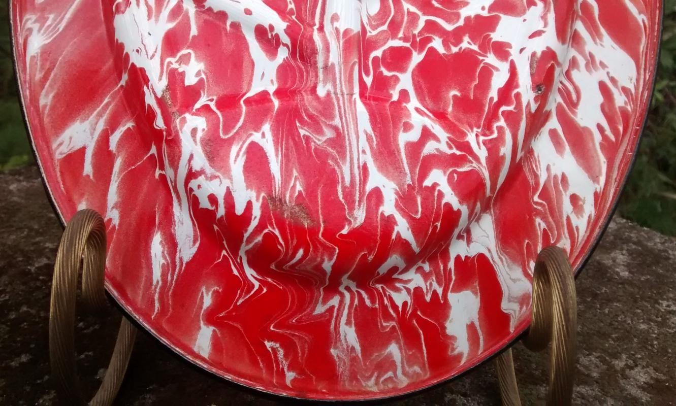 Red Swirl Graniteware Meat Platter with Well & Tree 12