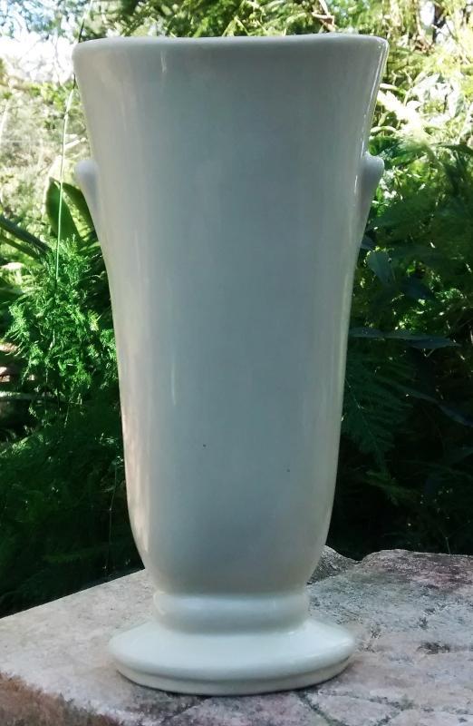 Shawnee Vase #1257 Magenta Flower/Green Leaves 6.75