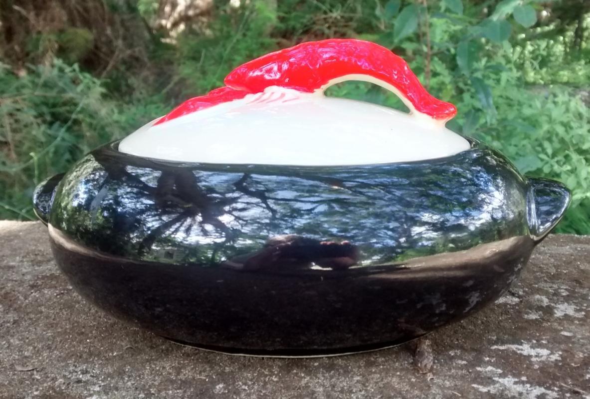 Shawnee Kenwood Lobster Ware Two-Handled Casserole w/Lid #992