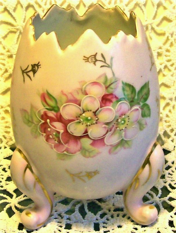 Egg Vase Pink w/ Flower Decoration Ca. 1950s 4.75
