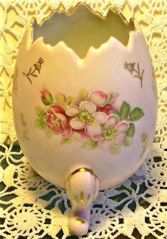 Egg Vase Pink w/ Flower Decoration Ca. 1950s 4.75