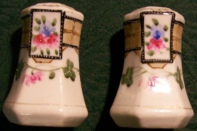 1920s Japan Ceramic Salt & Pepper Shakers Hand-Painted Clover/Trellis