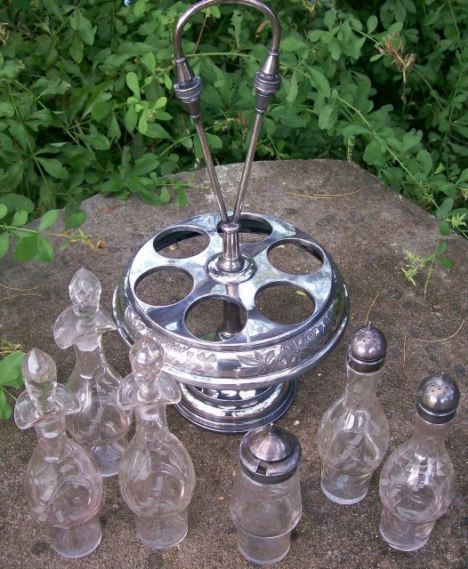 Meriden Silverplate Victorian 6-Bottle Castor Set