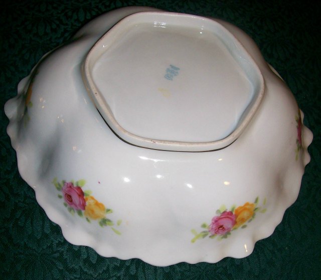 Royal Kinran Nippon Bowl: Roses & Gold