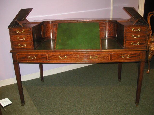 An English Late 19th Century Carlton House Desk in Mahogany