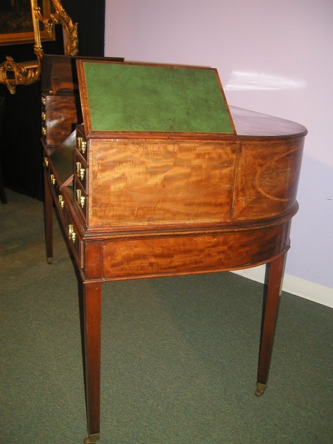 An English Late 19th Century Carlton House Desk in Mahogany