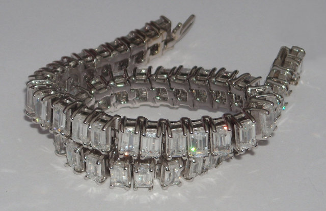 16.5 carats emerald cut DIAMOND TENNIS BRACELET VVS