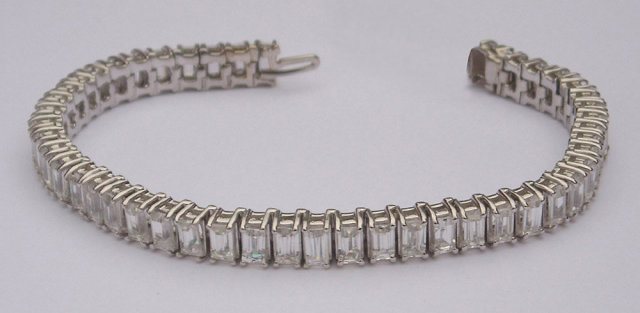16.5 carats emerald cut DIAMOND TENNIS BRACELET VVS