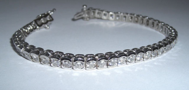 6.86 carat DIAMOND TENNIS BRACELET VS jewelry hand gold