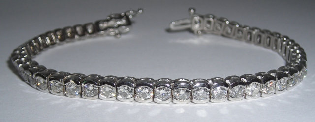 6.86 carat DIAMOND TENNIS BRACELET VS jewelry hand gold