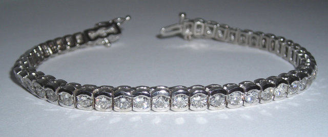 6.86 carat DIAMOND TENNIS BRACELET VS jewelry hand gold