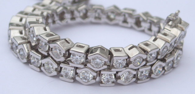 6.5 carats diamond tennis bracelet round half bezel