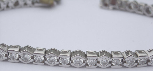 6.5 carats diamond tennis bracelet round half bezel