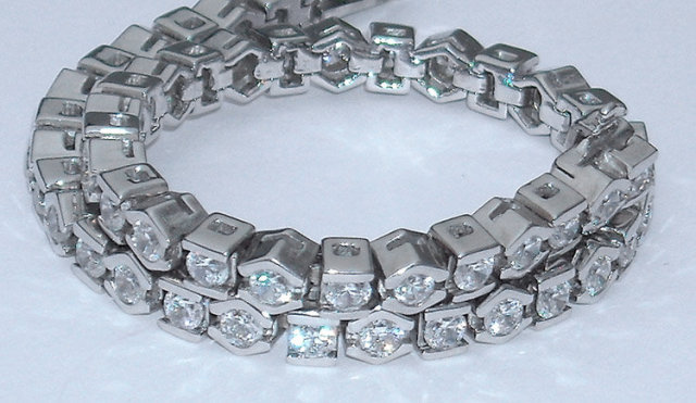 6.5 carats diamond tennis bracelet round half bezel