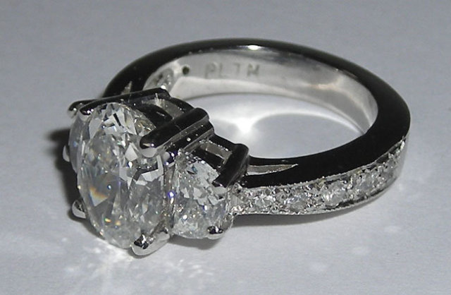 3.51 carats white gold OVAL DIAMOND engagement ring