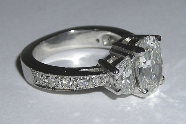 3.51 carats white gold OVAL DIAMOND engagement ring