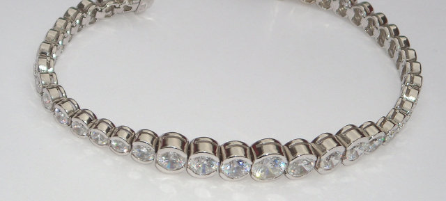 14.75 carats DIAMOND TENNIS BRACELET VS graduated bezel
