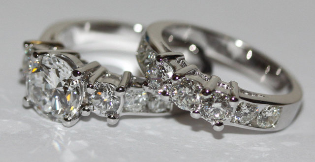 Round diamonds engagment ring & band set gold white