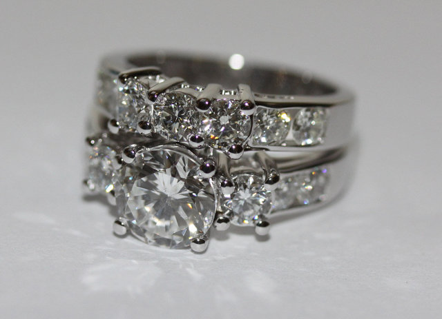Round diamonds engagment ring & band set gold white