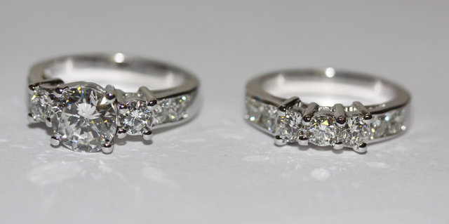 Round diamonds engagment ring & band set gold white