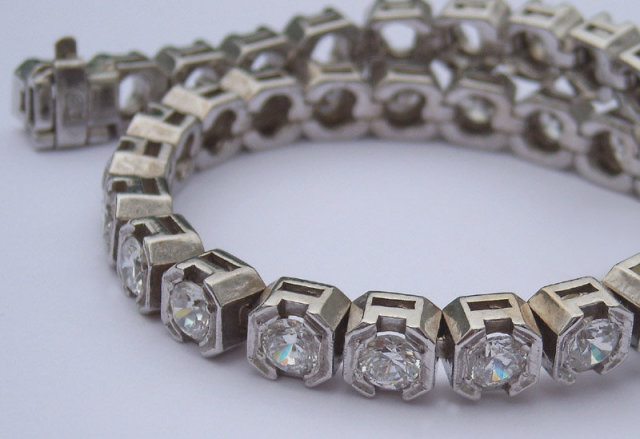 15.85 carats VS DIAMOND half bezel new TENNIS BRACELET