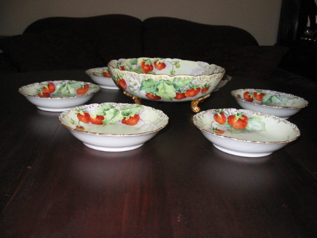 T & V LIMOGES BERRY BOWL SET