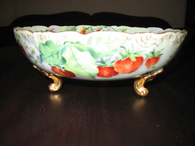 T & V LIMOGES BERRY BOWL SET