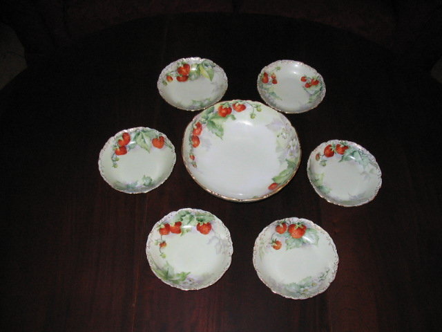 T & V LIMOGES BERRY BOWL SET
