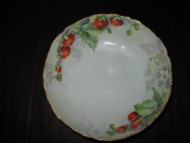 T & V LIMOGES BERRY BOWL SET