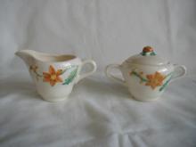 Star-like flower pattern Creamer and sugar